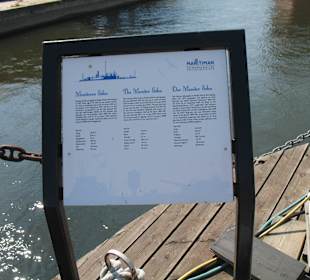 Informationsschilder an jedem Schiff