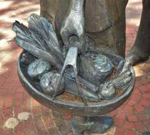 Ansichten der Skulptur Mann und zwei Frauen