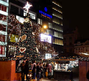 Weihnachtsbaum mit Holzbuden