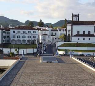 Blick von der Hafentribüne zur Kirche