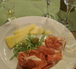 Beim Restaurant Gospoja zur Weinprobe mit Imbiss