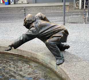 Ansichten des Brunnens "Kreislauf des Geldes"