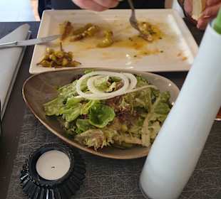 Peperoni und Beilagensalat