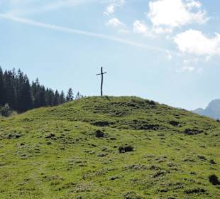 Gipfelkreuz in der Nähe der Alpe