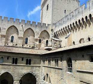 Im Innenhof des Palastes