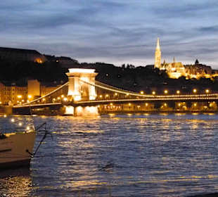 Kettenbrücke und Mathiaskirche