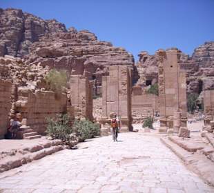 Die Säulenstraße mit dem Haupttempel