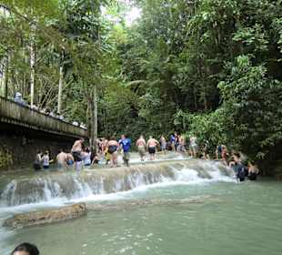 Im Wasserfall Hand in Hand