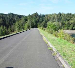 Auf dem Staudamm der Talsperre