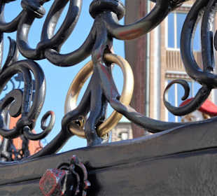 Der goldene Ring im Gitter