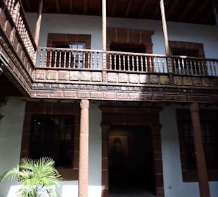 Schlanke Steinsäulen tragen die Galerien