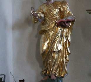 Heiligenfiguren an den Kirchenwänden