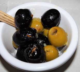 Kräuteroliven als Gruß der Küche