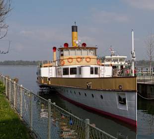 Dampfer im Priener Hafen