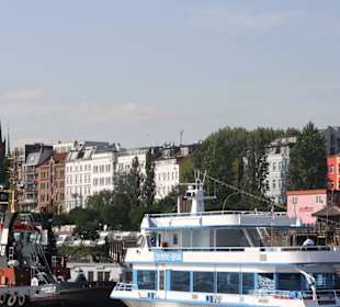 Blick vom Hafen hinein in die Stadt