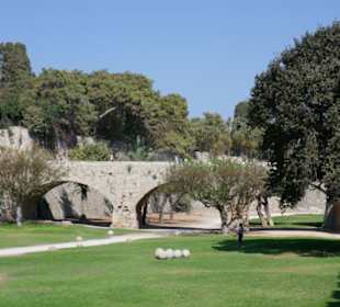 Ebene zwischen den Mauern