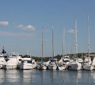 Mały port niedaleko hotelu Laguna Molindrio