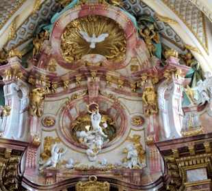 Der Aufsatz des Hochaltars der Abteikirche