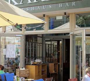 Tische vor dem Karl´s