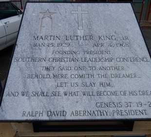 Eine Tafel errinnert an die Tat