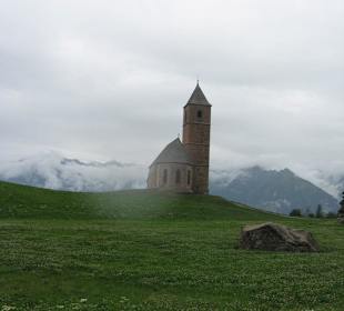 Scorcio della Chiesetta in mattinata nebbiosa
