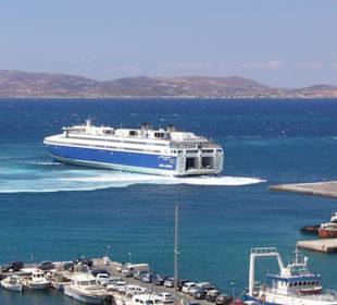 Eine moderne Fähre legt ab