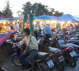 Der Bangtao Nacht-Markt mit Angeboten 007