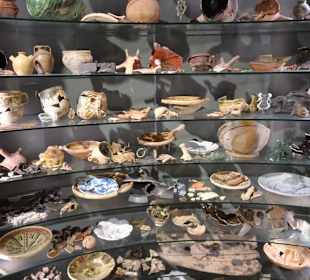 Alte Glas- und Keramikfunde im Museum Lüneburg