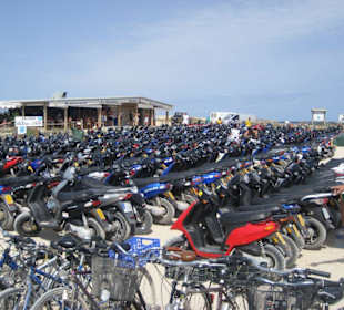 Vertretene Roller am Strand von Illetas