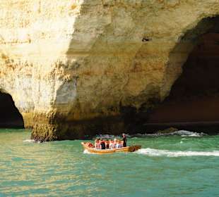 Einfahrt in die Grotten mit Beiboot