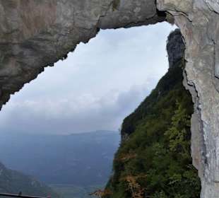 Blick vom Tunnel ins Etschtal