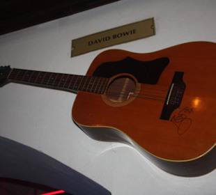 Ausstattung Café durch prominente Gegenstände