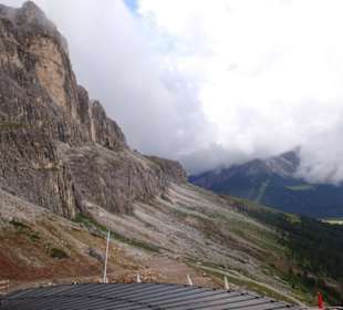 Unterhalb des Rosengartens