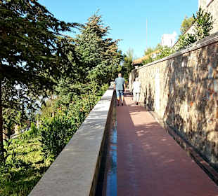 Troodosgebirge Weg zum Grab vom Erzbischof  Makarios III