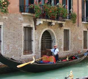 Gondoliere im Herzen Venedigs