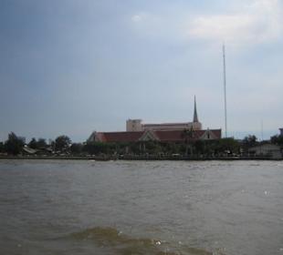 Ein Tempel am Fluss.