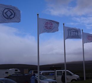 Flatternde Fahnen am InformationszentrumPingvellir