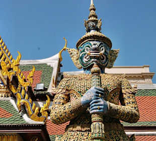 Stehender Tempelwächter