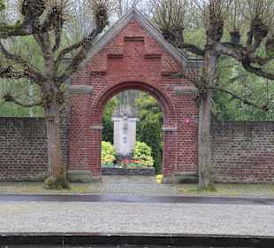 Pforte zum Friedhof