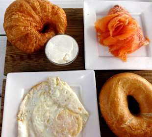 Kleines Frühstück mit Lachs und gebratenem Ei