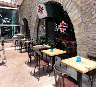 Die Sitzplätze der Burgerbar im Rif Fort