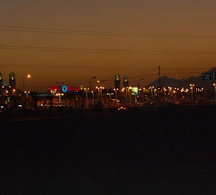 Senzo Mall von außen bei Nacht