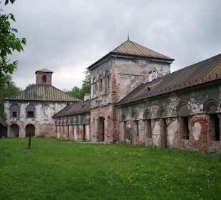 Entkerntes Gebäude vor dem Schloss
