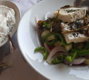 Griechischer Salat und Tzatziki 