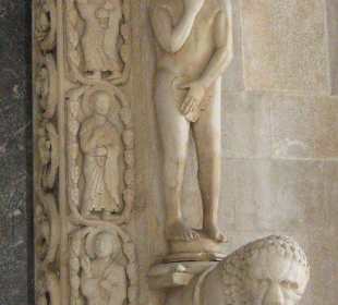 Westportal: Adam (mit Löwe)