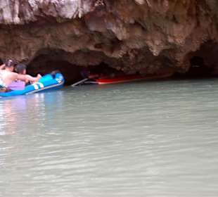 Fahrt mit dem Kanu durch sehr enge Gänge