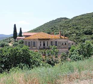 Kloster mit kleiner Kirche im Hintergrund