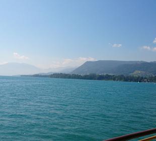 Blick vom Schiff auf den Attersee