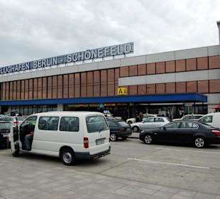 Bus und PKW - Spuren vor dem Gebäude