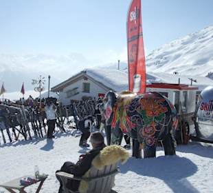 Berghütte El Paradiso plus Schneebar davor